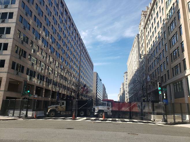 16일(현지시각) 본지 사무실이 있는 워싱턴DC 시내 '내셔널 프레스빌딩' 인근 도로. 이 도로 안으로 들어가려면 사무실 주소가 적힌 명함을 보여주고 걸어서 들어가야 한다. /워싱턴=조의준 특파원