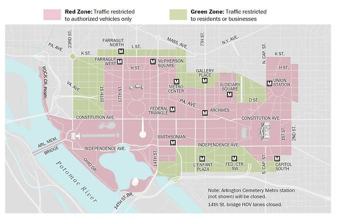 취임식 D-2, 분주한 의사당 - 조 바이든 미국 대통령 당선인 취임식(20일)을 나흘 앞둔 16일(현지 시각) 취임식장인 워싱턴 DC 의사당에 대형 성조기가 걸려있고, 한 관계자가 취임식 준비 작업을 하고 있다. /AP 연합뉴스
