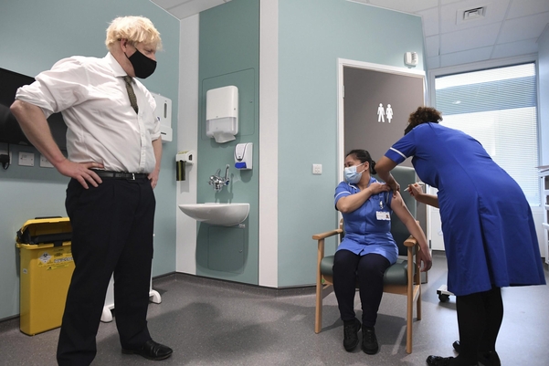 보리스 존슨 영국 총리가 4일(현지시간) 런던 북부의 체이스 팜 병원을 방문해 간호사가 아스트라제네카의 신종코로나바이러스감염증(코로나19) 백신을 주사하는 모습을 지켜보고 있다. /AP연합뉴스