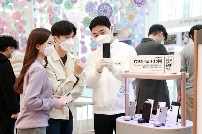 서울 강남구 삼성 디지털프라자 삼성대치점을 찾은 소비자들이 갤럭시 팬큐레이터에게 갤럭시 To Go 서비스를 안내받고 있다.