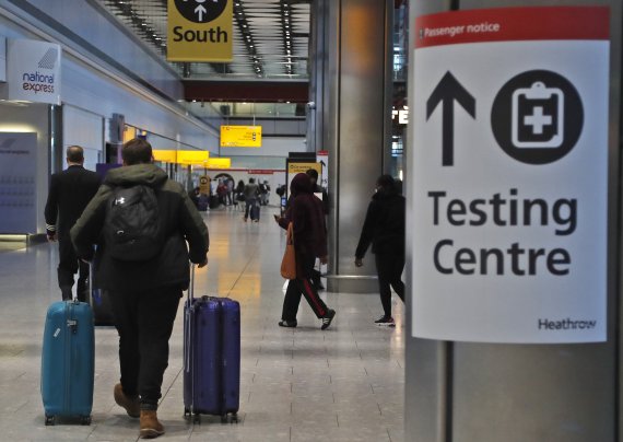 영국 런던의 히스로 국제공항에서 17일(현지시간) 여행객들이 코로나19 검사 구역으로 이동하고 있다.AP뉴시스