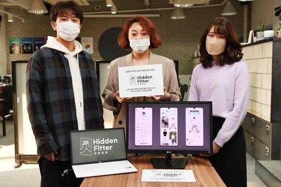 LG전자에서 분사한 사외벤처 EDWO 관계자들이 온라인에서 최적의 사이즈와 핏을 찾아주는 '히든피터' 서비스를 소개하고 있다. LG전자 제공