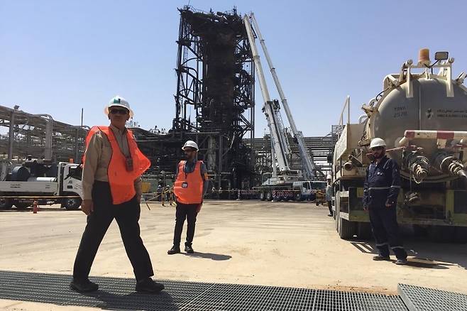 사우디아라비아 석유사 아람코 쿠라이스 유전에서 직원들이 작업 중이다.  [쿠라이스=AP/뉴시스]