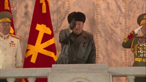 북한이 지난 14일 노동당 제8차 대회를 기념하는 열병식을 진행했다고 조선중앙TV가 15일 보도했다. 열병식을 지켜보던 김정은 위원장이 만족한 듯 엄지손가락을 들어 보이고 있다. 사진 조선중앙TV