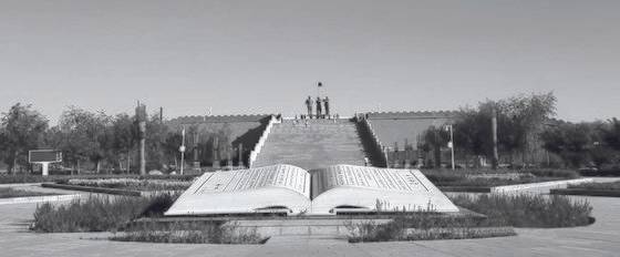 덩샤오핑은 펑위샹의 업적을 높이 평가했다. 펑이 북벌을 결의한 우위안에 거대한 기념광장을 조성했다. [사진 김명호]