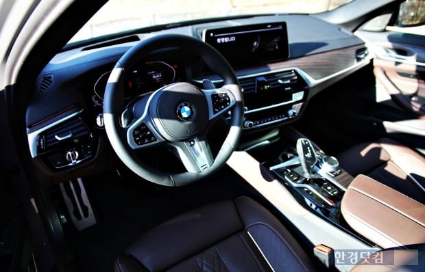 BMW 540i X드라이브 실내는 BMW의 기존 디자인 요소를 유지했다. 사진=오세성 한경닷컴 기자