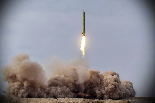 이란혁명수비대가 16일(현지시간) 탄도미사일 시험 발사에 성공했다면서 관련 사진을 공개했다. 세파뉴스AP연합뉴스