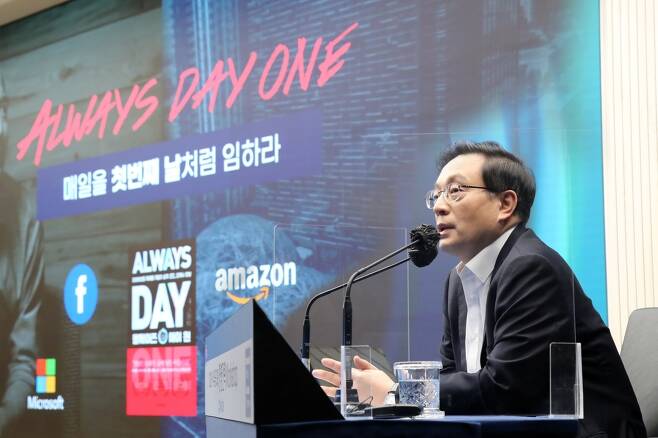 Woori Financial Group Chairman Sohn Tae-seung speaks during an online strategy meeting Friday at the group’s headquarters in Seoul. (Woori Financial Group)