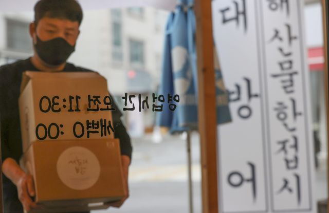 지난 15일 오후 서울 용산구 한 음식점에서 관계자가 영업 준비를 하고 있는 모습. 연합뉴스.