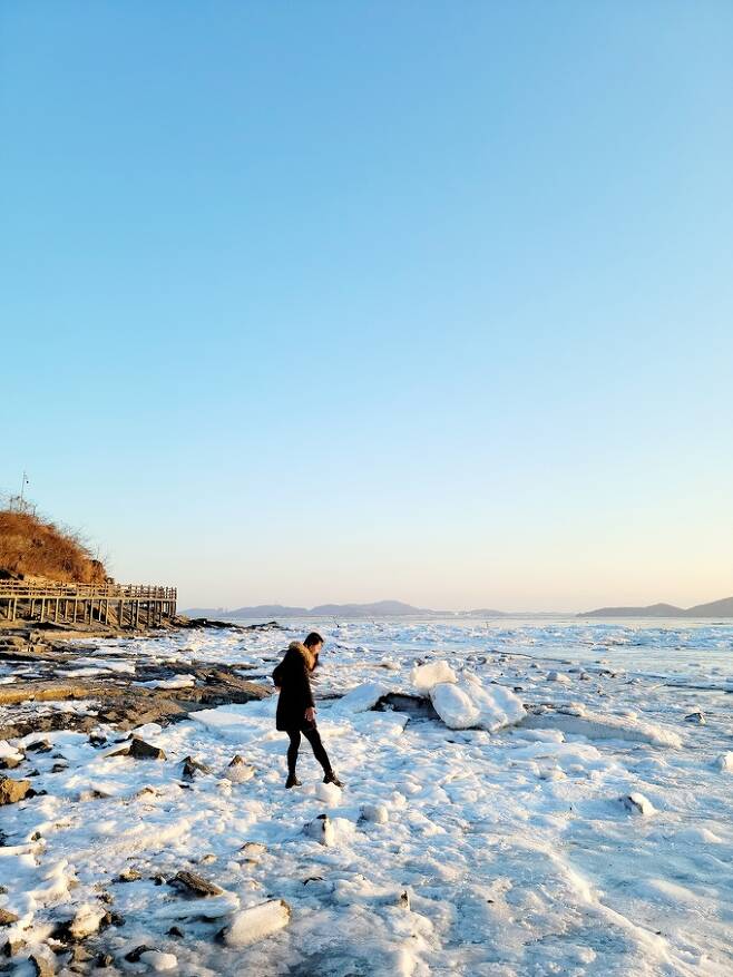 얼음왕국으로 변한 강화 동막해변