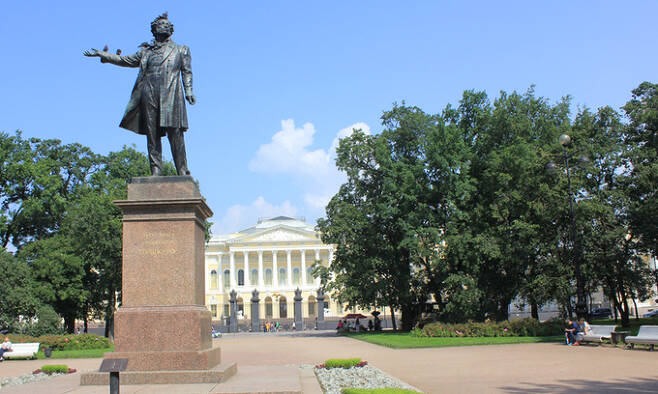 푸시킨 동상. ‘러시아 국민 문학의 아버지’, ‘위대한 국민 시인’으로 불린다.