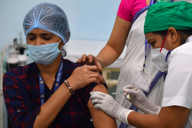인도가 코로나19 백신 접종을 시작한 16일(현지 시간) 뭄바이의 한 병원 의료인이 백신을 맞고 있다./AFP연합뉴스