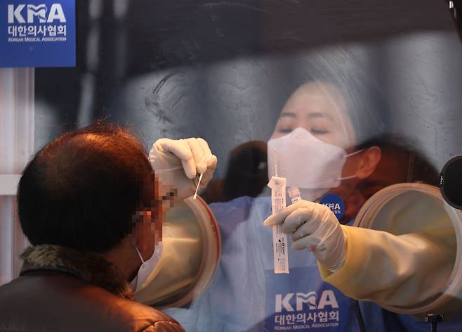 1월17일 서울시청 앞에 마련된 임시 선별진료소에서 의료진이 검체채취를 하고 있다. ⓒ연합뉴스