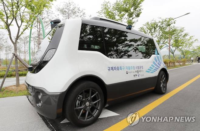 세종 중앙공원 달리는 자율주행차량 (세종=연합뉴스) 김주형 기자 = 25일 오전 세종시 중앙공원에서 열린 세종 자율주행실증 규제자유특구 특구사업자 소통간담회에서 자율주행차량이 시범운행을 하고 있다. 2020.5.25 kjhpress@yna.co.kr
