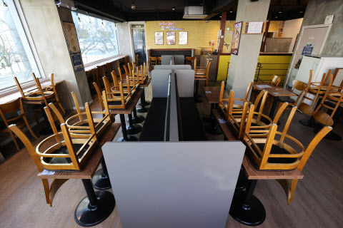 지난 6일 오후 정부의 ‘카페 홀 이용금지’ 조치에 따라 서울 관악구의 한 카페 내부 좌석 이용이 금지돼있다.(사진=연합뉴스)