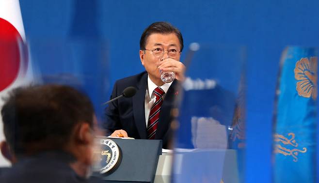 문재인 대통령이 18일 청와대 춘추관에서 열린 신년 기자회견에서 물을 마시고 있다 (사진=연합뉴스)