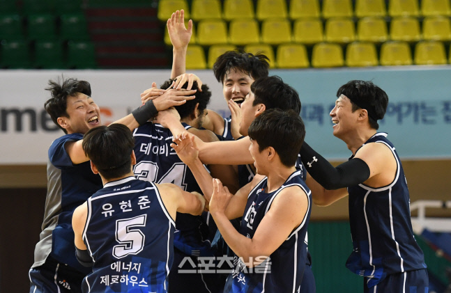 전주 KCC 선수들이 인천 전자랜드의 경기에서 극적인 승리로 10연승을 질주하면서 크게 기뻐하고 있다. 군산 | 박진업기자 upandup@sportsseoul.com