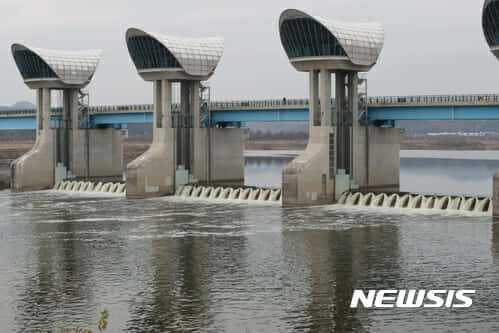 2017년 수문을 연 백제보(사진=뉴시스)