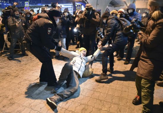 알렉세이 나발니를 기다리던 야권 지지자들이 공항 바깥으로 경찰에 끌려나가고 있다. [이미지출처=AP연합뉴스]