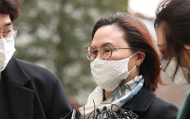 조국 전 법무부 장관의 부인 정경심씨가 지난달 23일 오후 1심 선고공판을 받기 위해 서울중앙지방법원으로 들어가고 있다. 정씨는 이날 징역 4년을 선고받고 법정구속됐다. /박상훈 기자