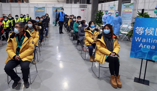 15일 중국 베이징 차오양구에서 신종 코로나바이러스 감염증(코로나19) 백신 접종 희망자들이 백신을 맞기 전에 대기하고 있다. /연합뉴스