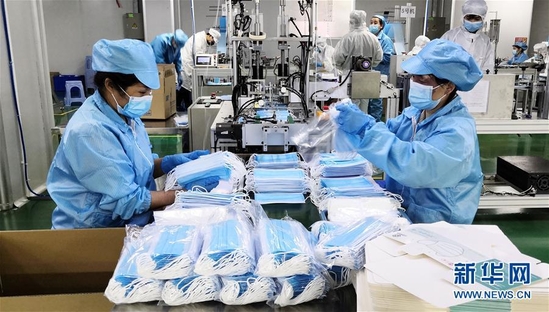 중국 광둥성 선전의 한 공장에서 직원들이 마스크를 만들고 있다. /중국 신화사