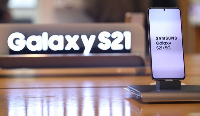 삼성전자가 15일 새벽 '갤럭시 언팩 2021' 행사를 열고 스마트폰 '갤럭시 S21' 시리즈를 공개한 가운데 15일 오전 서울 강남구 삼성전자 딜라이트샵을 찾은 시민들이 제품을 살펴보고 있다.ⓒ데일리안 류영주 기자