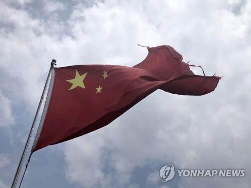 중국 경제중심 도시 상하이 황푸강변에 걸린 중국 국기[연합뉴스]