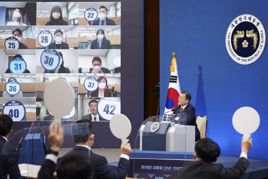 문재인 대통령이 18일 청와대 춘추관에서 열린 신년 기자회견에서 기자들의 질문을 받고 있다. 청와대 제공.