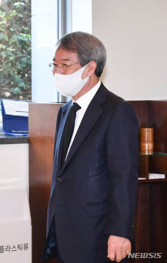 정운찬 전 총리가 지난해 10월 27일 서울 강남구 삼성서울병원 장례식장에 마련된 고 이건희 삼성그룹 회장의 빈소에서 조문을 마치고 떠나고 있다. /사진=뉴시스