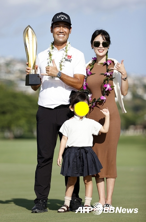 2021년 미국프로골프(PGA) 투어 소니오픈 우승을 차지한 케빈 나와 그의 가족. 사진제공=ⓒAFPBBNews = News1
