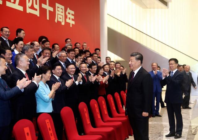 시진핑 중국 국가주석이 지난해 10월 광둥성 선전에서 열린 선전경제특구 40주년 경축 행사에서 참석자들과 인사를 나누고 있다. 선전=AP 연합뉴스