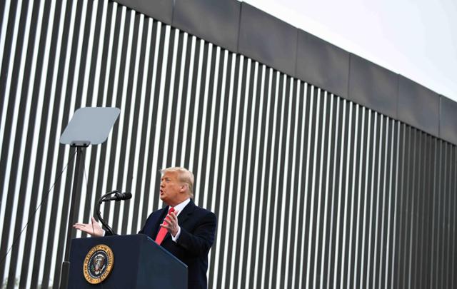 도널드 트럼프 미국 대통령이 12일 텍사스주 알라모의 미국과 멕시코 간 국경 장벽을 둘러본 뒤 연설하고 있다. 알라모=AFP 연합뉴스