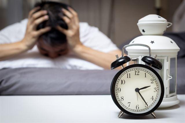 잠을 제대로 잤는데도 불구하고 잠을 자지 못했다고 느끼는 수면착각증후군 환자가 만성불면증 환자의 절반가량이나 된다. 게티이미지뱅크