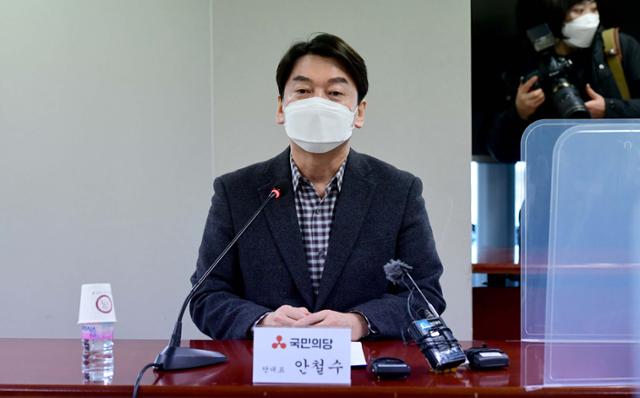 안철수 국민의당 대표가 18일 서울 용산구 대한의사협회에서 열린 ‘코로나19 대응 및 백신 접종 계획 관련 국민의당-대한의사협회 간담회’에서 발언을 하고 있다. 뉴시스