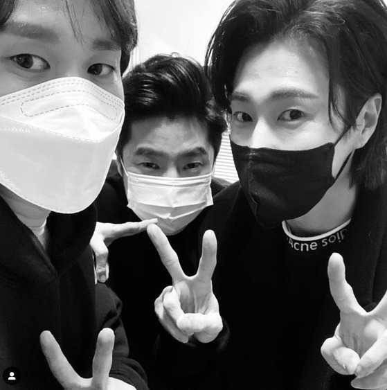 Group Epik High Tablo has unveiled its meeting with Yunho.Tablo posted a picture on his SNS on the 17th with an article entitled Comeback boys! Between passion and passion.The black and white photo shows Epik High Tablo, DJ Tukutz, who meets Yunho and leaves Selfie.Epik High and Yunho make a comeback on the same day as a new newsletter.Epik High releases its first album, Epik High Is Here, which consists of two episodes, at 6 p.m. today (on the 18th), on a worldwide music site.The title track is ROSARIO (Rosario), featuring CL and Zico.Yunho will also release his second mini album NOIR (Noir) through various music sites at 6 pm on the same day.The title song is Thank U (Thank You), which has collected topics with the appearances of actors Hwang Jung-min and Lee Jung-hyun on MV.