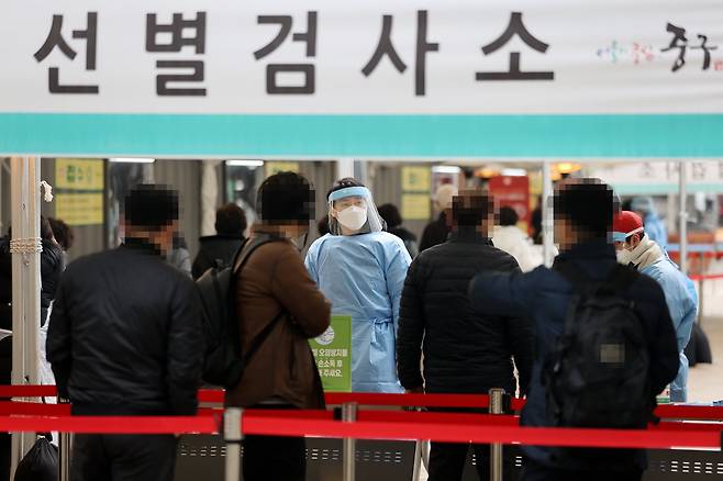 지난 15일 오후 서울시청 앞에 마련된 임시선별진료소에서 시민들이 검사를 받기 위해 줄을 서 있다. 연합뉴스