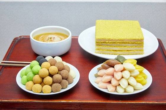 국수장국, 오색경단, 오색송편, 녹두편이 올라간 책례용 상차림.
