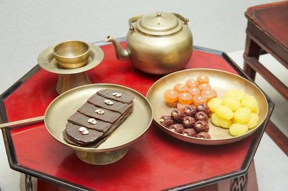 남자아이의 성인식에 해당하는 관례 상차림. 밤초·대추초·곶감·육포 등을 올리고, 떡을 곁들이기도 했다.