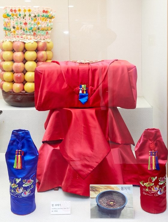 떡 박물관에 전시된 혼례에 사용하는 함의 모형과 봉치떡(봉채떡) 사진.