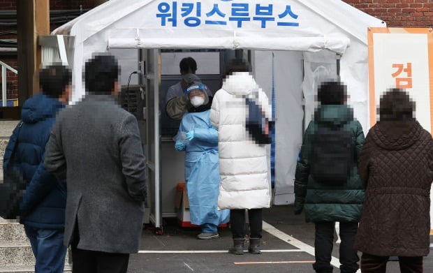 서울 중구 국립중앙의료원에 마련된 선별진료소에서 시민들이 코로나19 검사를 받고 있다. /사진=연합뉴스