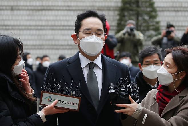 Lee Jae-yong, vice chairman of Samsung Electronics, at the Seoul High Court on Monday before attending a sentencing hearing (Yonhap)