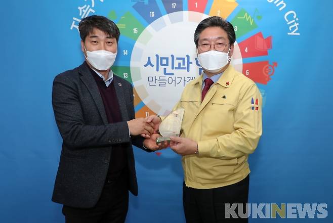 전국지속가능발전협의회 양준화 사무총장(왼쪽)이 김홍장 당진시장에게 올해의 지속가능발전인상’을 수여하는 모습.