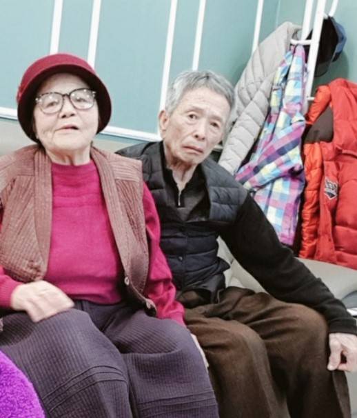 이정미씨 어머니(왼쪽)와 아버지의 생전 모습. 제대로 작별 인사도 못하고 부모를 잃은 이씨는 죄책감과 수면장애에 시달리고 있다. 이정미씨 제공