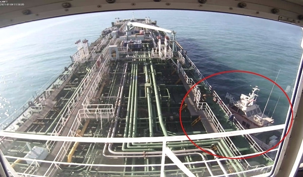 지난 4일 이란 혁명수비대에 나포되는 한국 국적 선박 한국케미호. 오른쪽 원으로 표시된 부분은 이란 혁명수비대의 고속정이다. 사진은 나포 당시 CCTV 모습. 연합뉴스