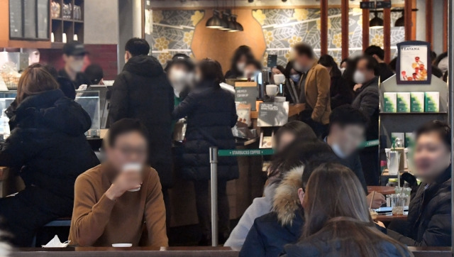 18일 서울 종로구의 한 커피전문점 매장 안이 손님들로 붐비고 있다.
