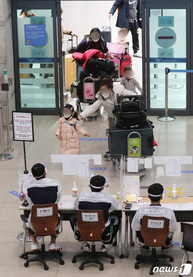 지난 11일 인천국제공항 제1터미널에서 해외 입국자들이 입국장으로 들어오고 있다./사진제공=뉴스1