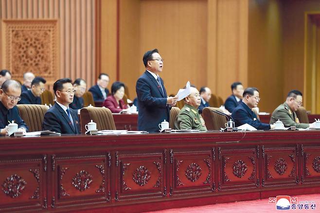 북한이 지난 17일 평양 만수대의사당에서 최고인민회의를 개최했다고 조선중앙통신이 18일 보도했다. 회의에 참석한 최룡해 최고인민회의 상임위원장이 발언하고 있다. [연합]