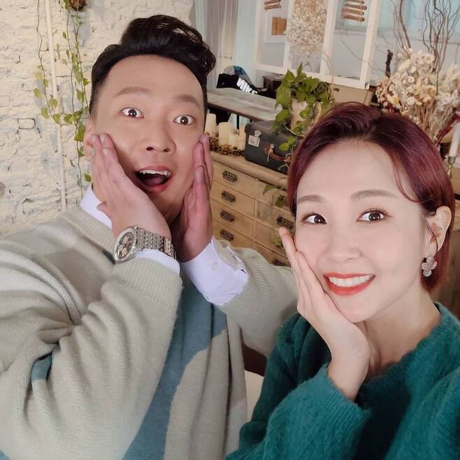 Comedian Joon Park left an Our Town chat room authentication shot with announcer Broadcaster Oh Jeong-yeon.On January 18, Joon Park wrote on his Instagram, Jung Yeon-i and Btv Our Town Sudabang are prowling. Please love me a lot.I will also join Nami and posted a picture.In the photo, Joon Park and Oh Jin-yeon are staring at the camera with their hands on their faces and their youthful faces.Our Town Talk Room is a program that contains various living information of the region by SK Broadband production. It is planned to communicate with and coexist with the tired community which is shrinking by Corona 19.Joon Park and Oh Jin-yeon will be on the main MC.It is broadcast every Saturday at 11 am on B TV cable TV channel 1. It can be confirmed through YouTube channel.