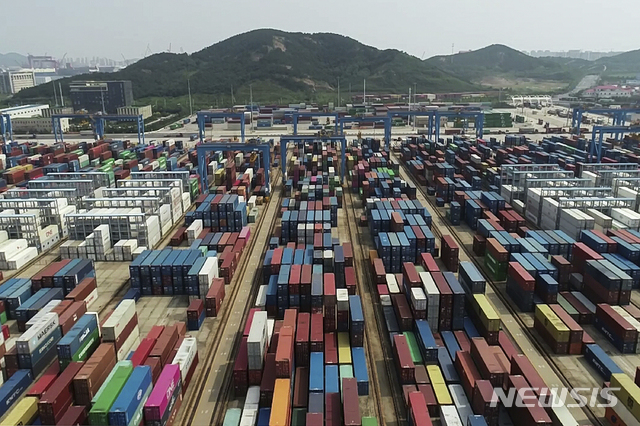 [칭다오=AP/뉴시스] 지난해 9월1일(현지시간) 중국 산둥성 칭다오 항구에 컨테이너들이 늘어선 모습. 2021.01.18.